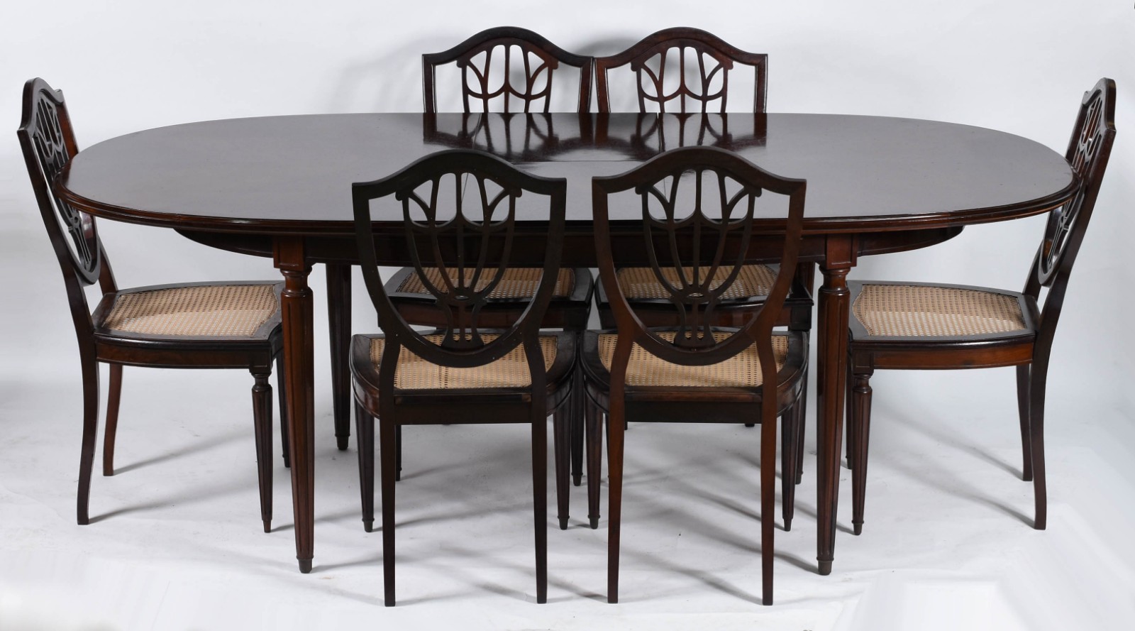 Mesa de jantar estilo inglês em jacarandá, feitio oval, acompanham 6... - foto 1 de 9