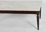 Mesa de centro de madeira nobre  com tampo de m... - Mesa de centro de madeira nobre  com tampo de mármore branco.