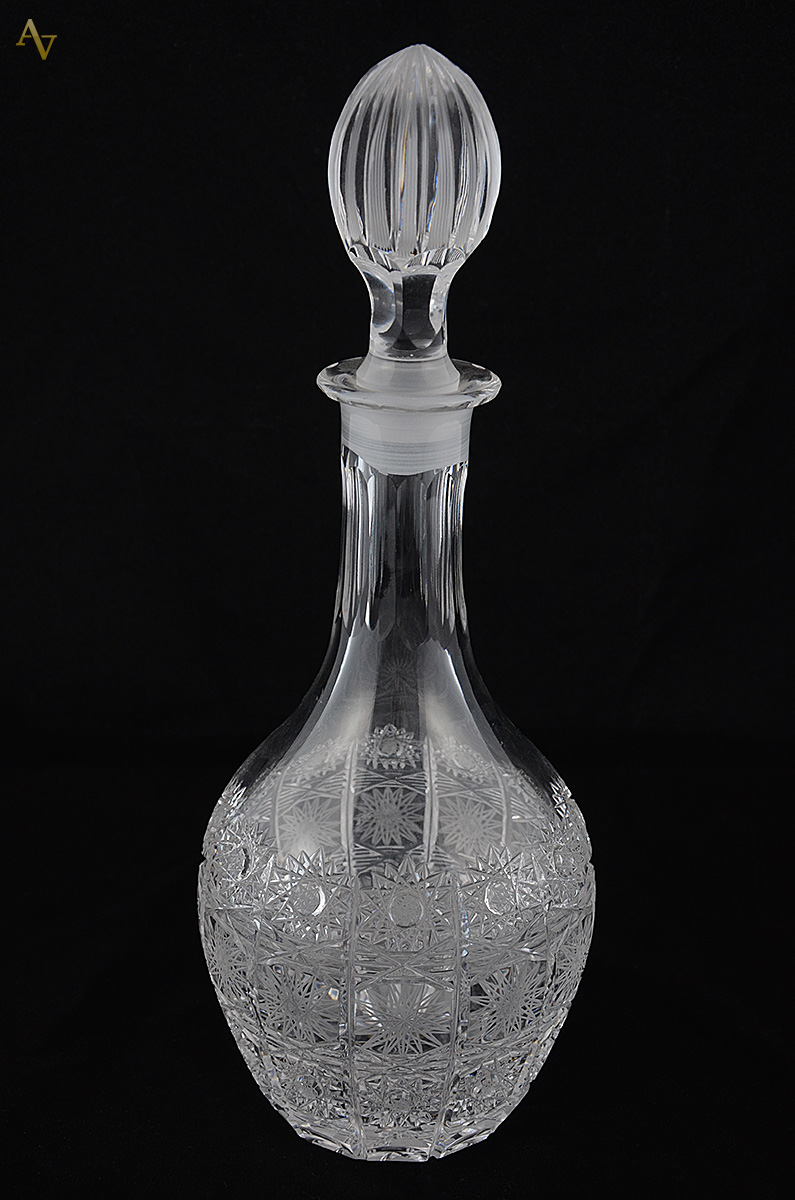 Licoreira de cristal europeu lapidado com estrelas - Altura 34 cm.