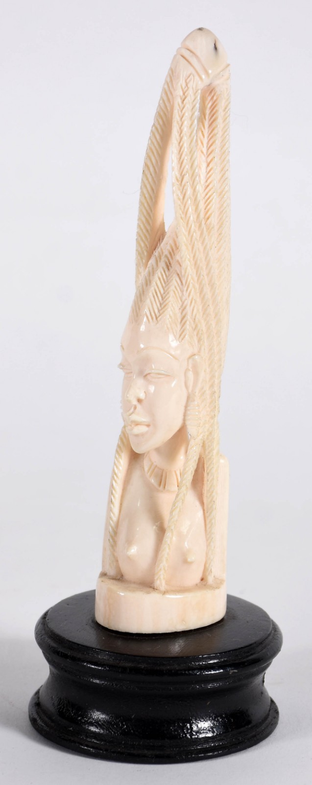 Estatueta de marfim representando cabeça de jovem africana com base... - foto 1 de 3