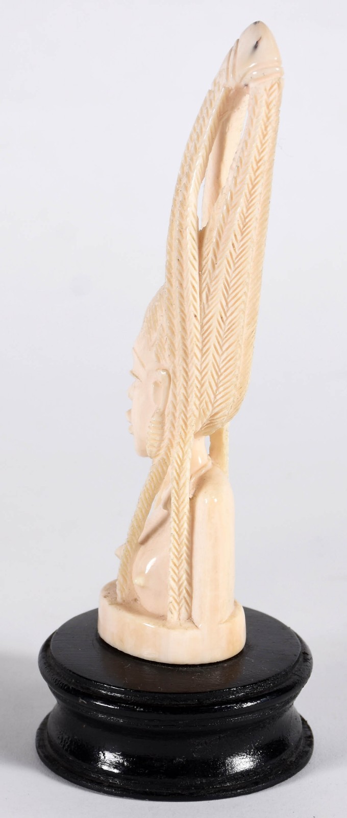 Estatueta de marfim representando cabeça de jovem africana com base... - foto 2 de 3