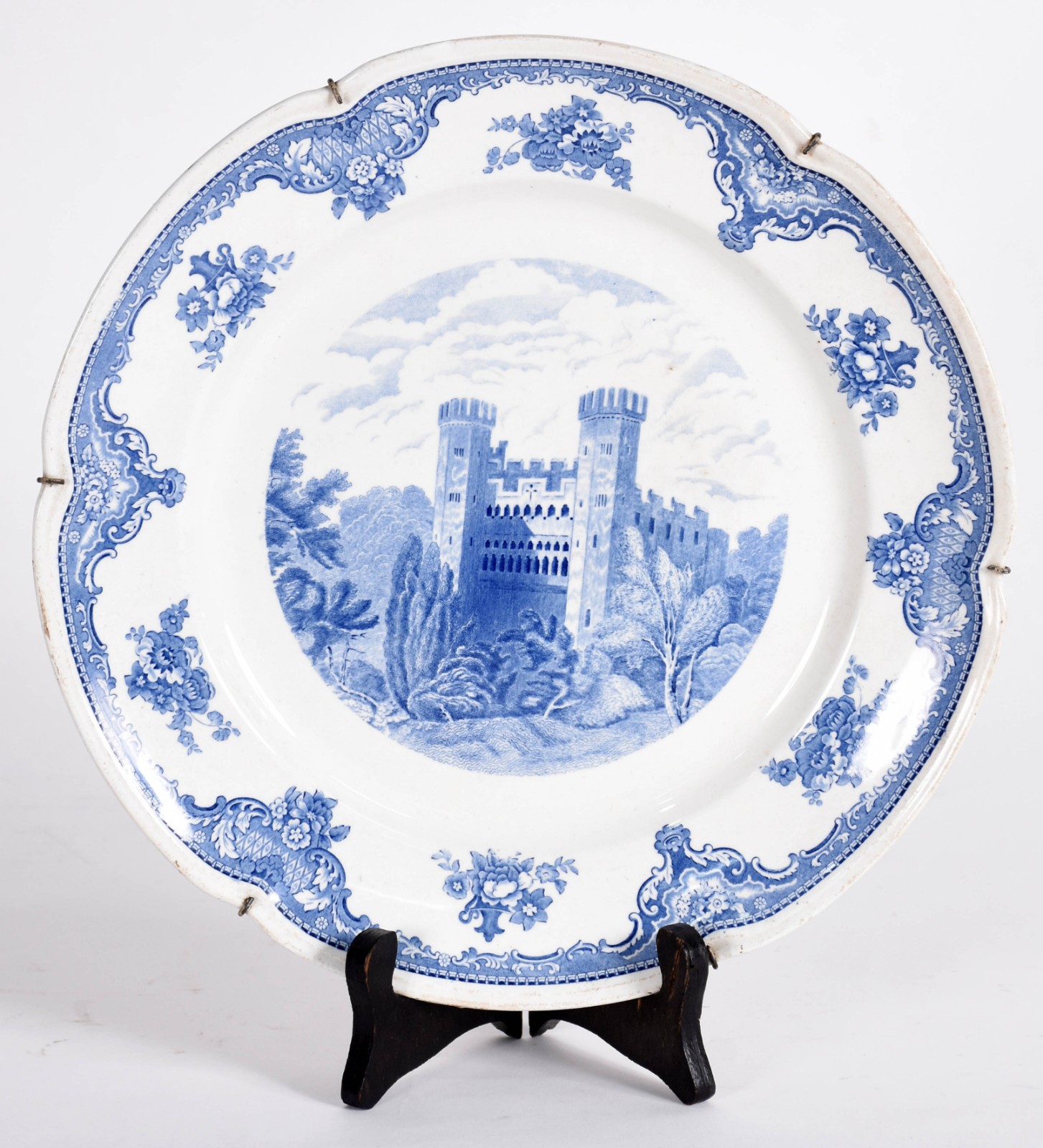 Medalhão de faiança inglesa azul e branca decorada com cena de... - foto 1 de 3