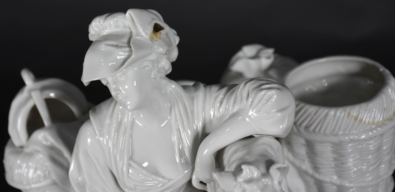 Grupo escultórico de porcelana representando figura feminina com... - foto 2 de 8