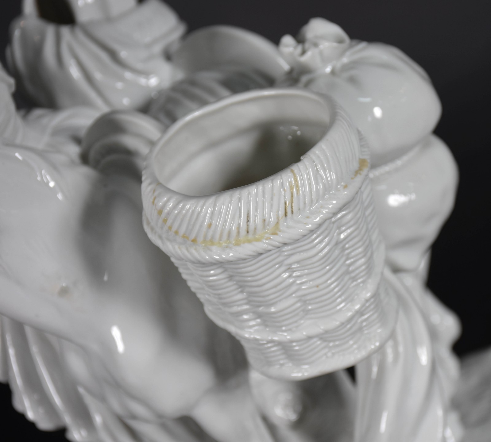 Grupo escultórico de porcelana representando figura feminina com... - foto 4 de 8