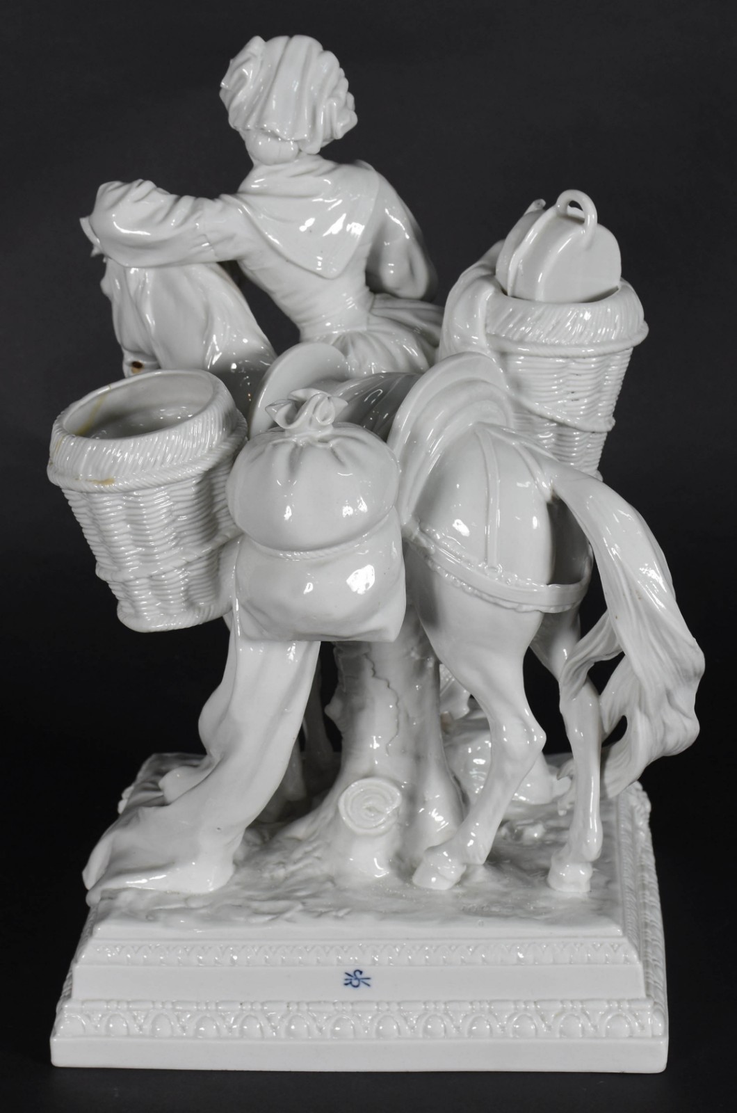 Grupo escultórico de porcelana representando figura feminina com... - foto 5 de 8