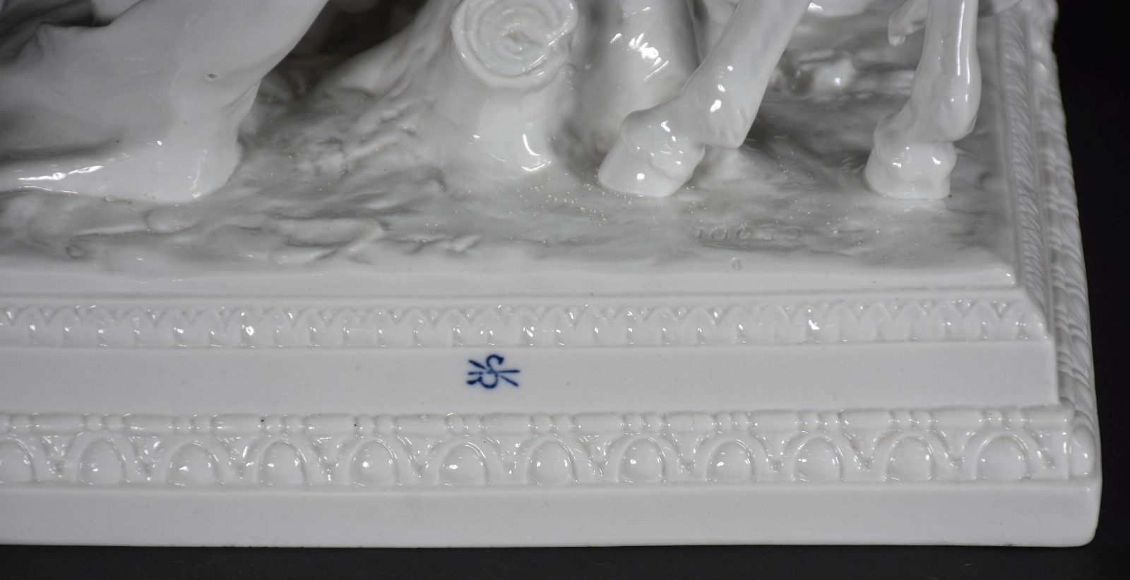 Grupo escultórico de porcelana representando figura feminina com... - foto 6 de 8