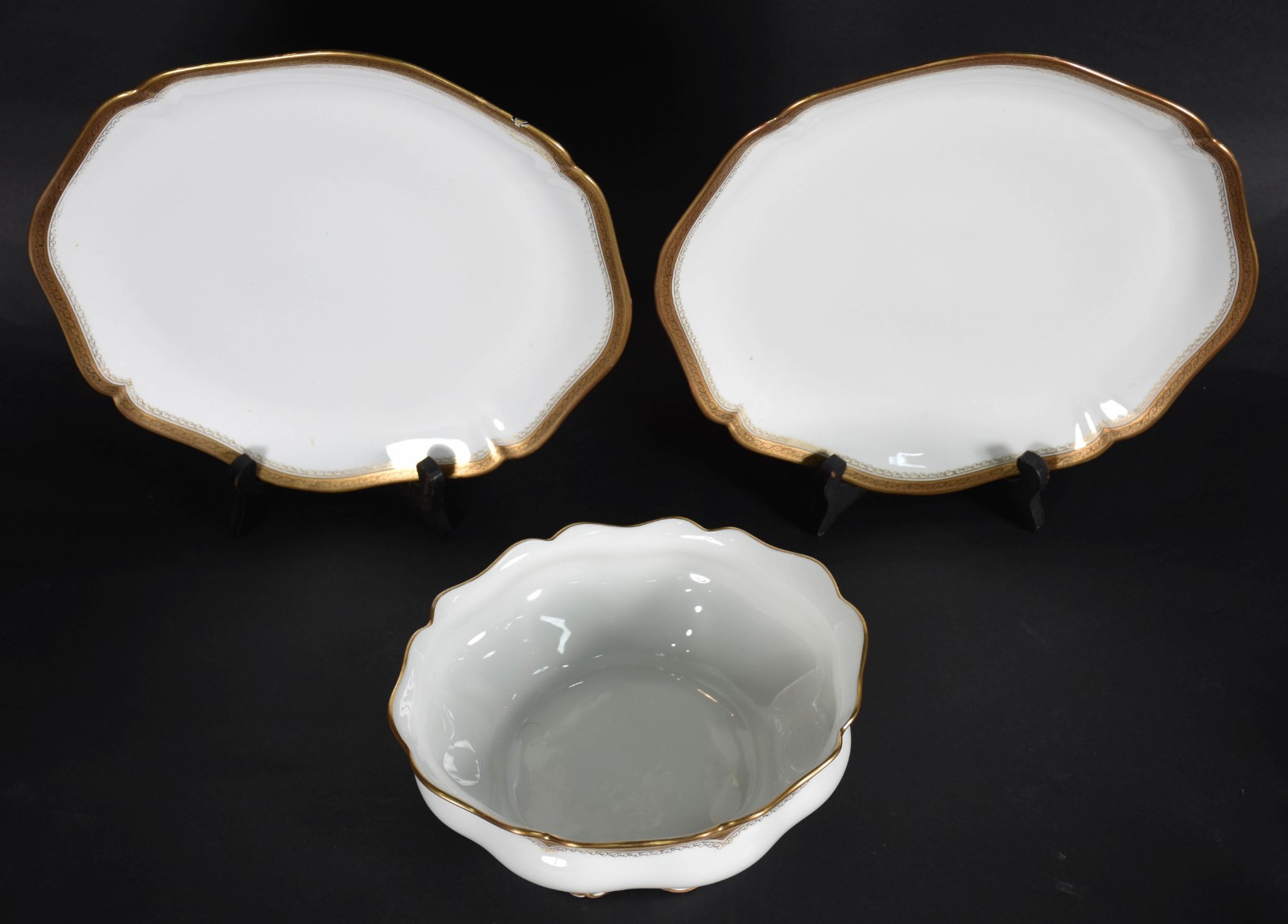Três peças de servir de porcelana francesa de LIMOGES, sendo uma... - foto 2 de 4