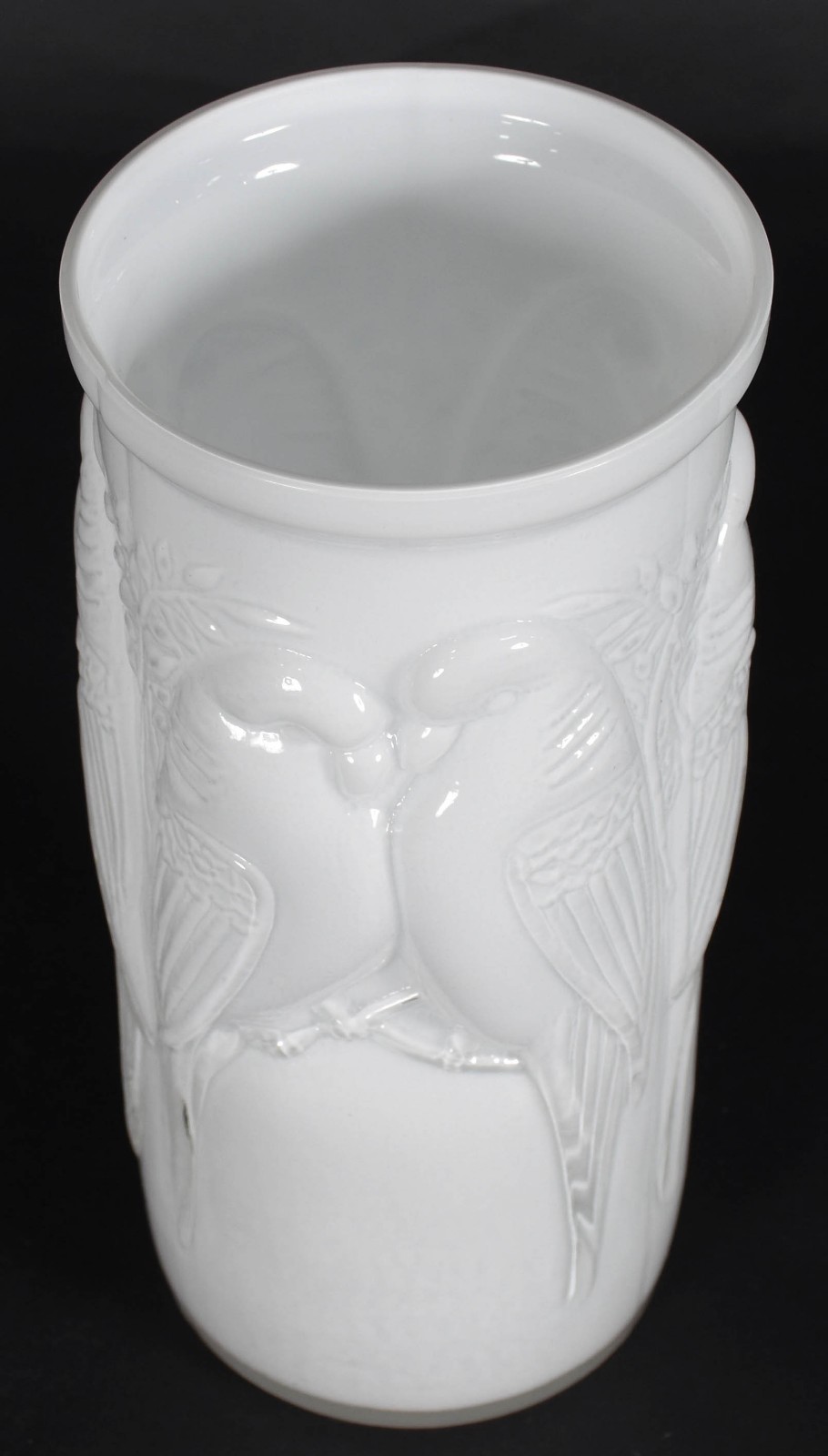 Jarro decorativa de vidro branco leitoso decorada com periquitos em... - foto 2 de 3