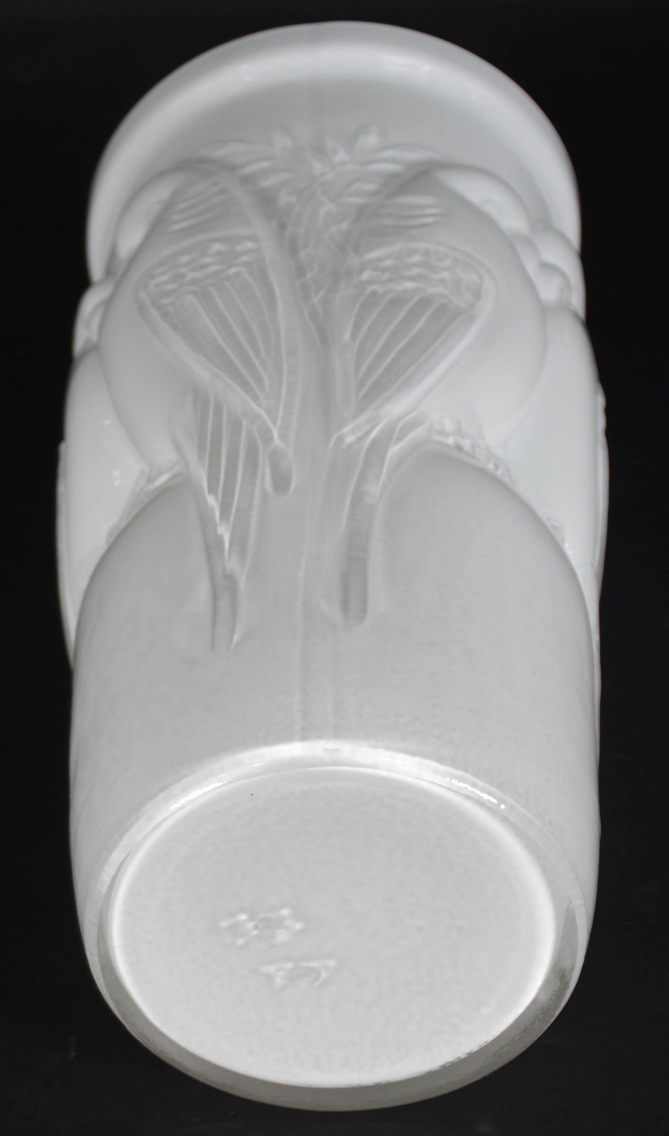 Jarro decorativa de vidro branco leitoso decorada com periquitos em... - foto 3 de 3