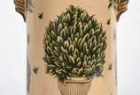 Bengaleiro de porcelana na cor rosada com vasos... - Bengaleiro de porcelana na cor rosada com vasos de plantas verdes, marcado na base.