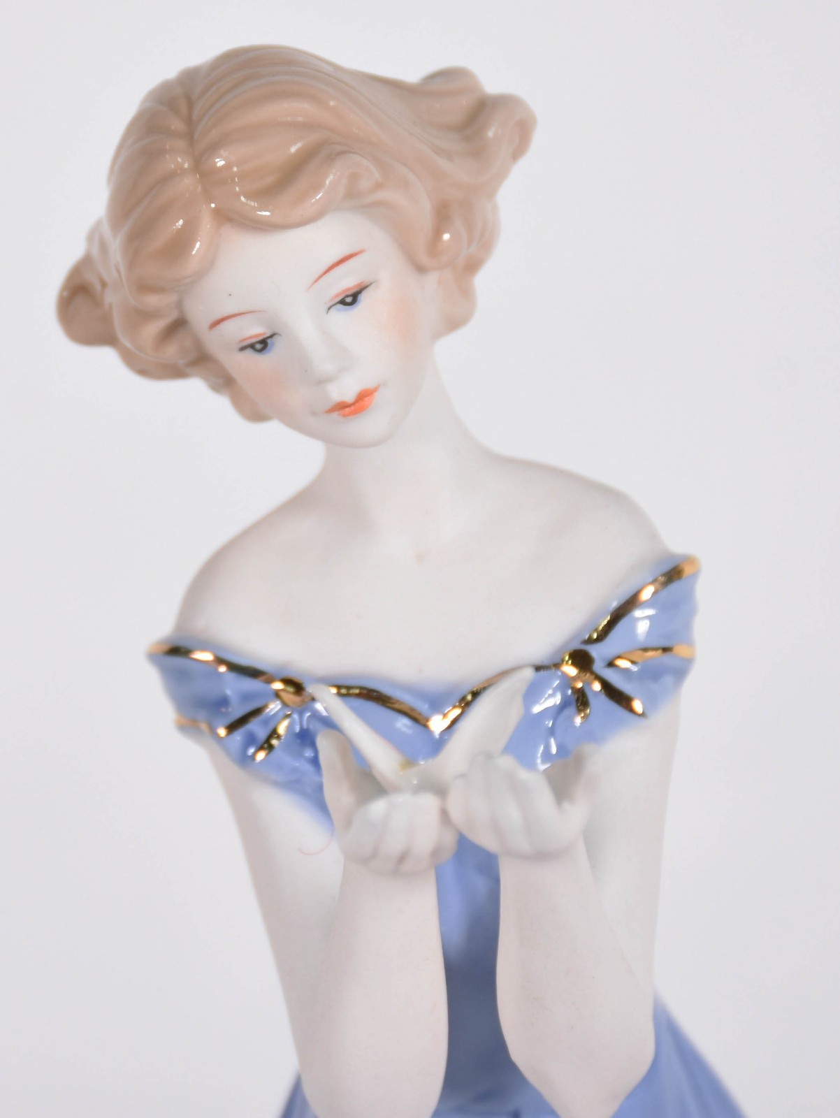 Estatueta de porcelana representando figura menina com borboleta. - foto 2 de 4
