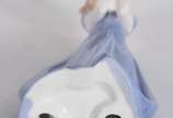 Estatueta de porcelana representando figura men... - Estatueta de porcelana representando figura menina com borboleta.