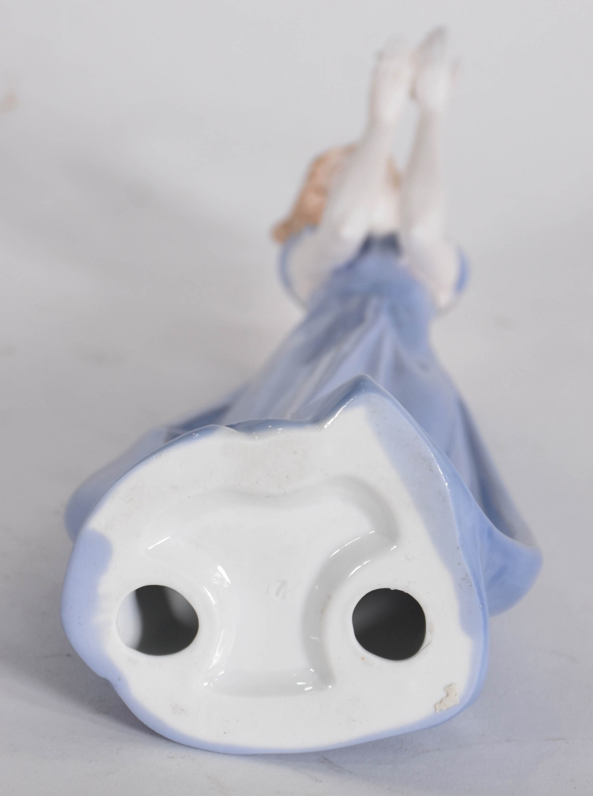 Estatueta de porcelana representando figura menina com borboleta. - foto 4 de 4