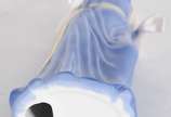 Estatueta de porcelana policromada representand... - Estatueta de porcelana policromada representando figura feminina com flor.