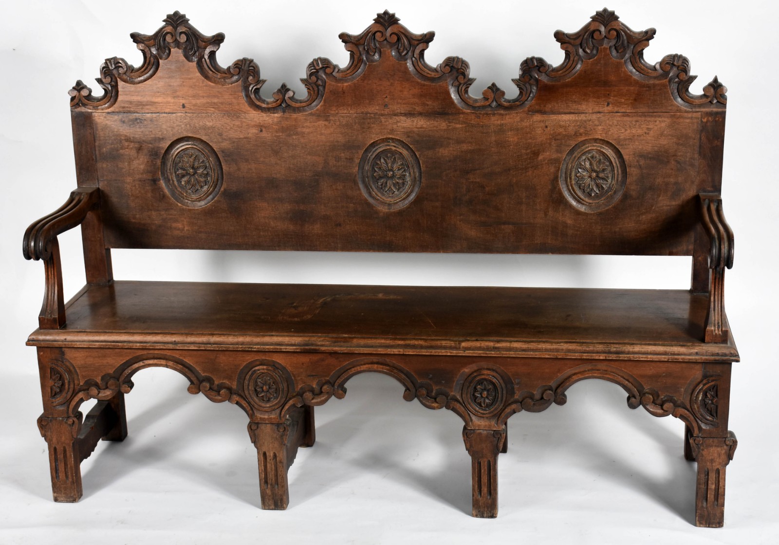 Banco com braços de madeira nobre, saia entalhada, encosto com tres... - foto 1 de 5