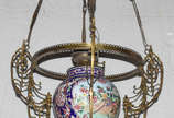 Lustre com armação de metal dourado com bojo fe... - Lustre com armação de metal dourado com bojo feitio ânfora em cloisone.