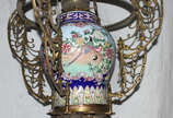 Lustre com armação de metal dourado com bojo fe... - Lustre com armação de metal dourado com bojo feitio ânfora em cloisone.