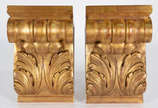 Par de peanhas para console de madeira entalhad... - Par de peanhas para console de madeira entalhada e dourada.