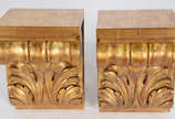 Par de peanhas para console de madeira entalhad... - Par de peanhas para console de madeira entalhada e dourada.