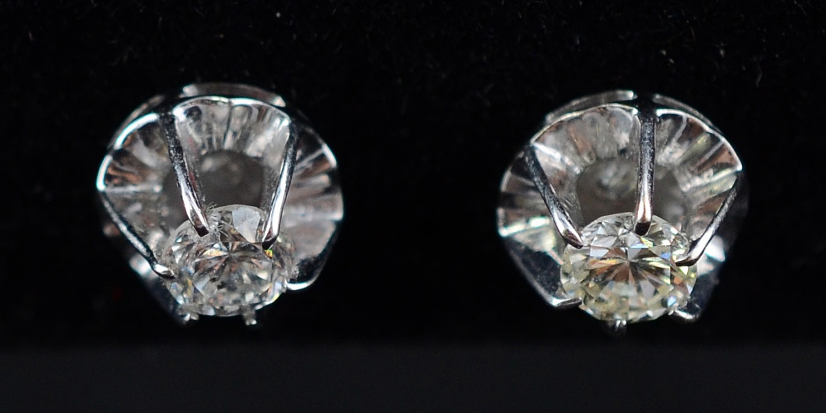 Brinco de ouro branco solitário com 0,50 ct de brilhantes - 3,0 g.