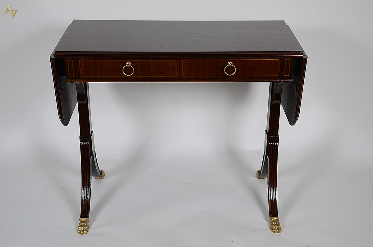 Sofa table de madeira nobre, estilo ingles, abas laterais e 2... - foto 1 de 2