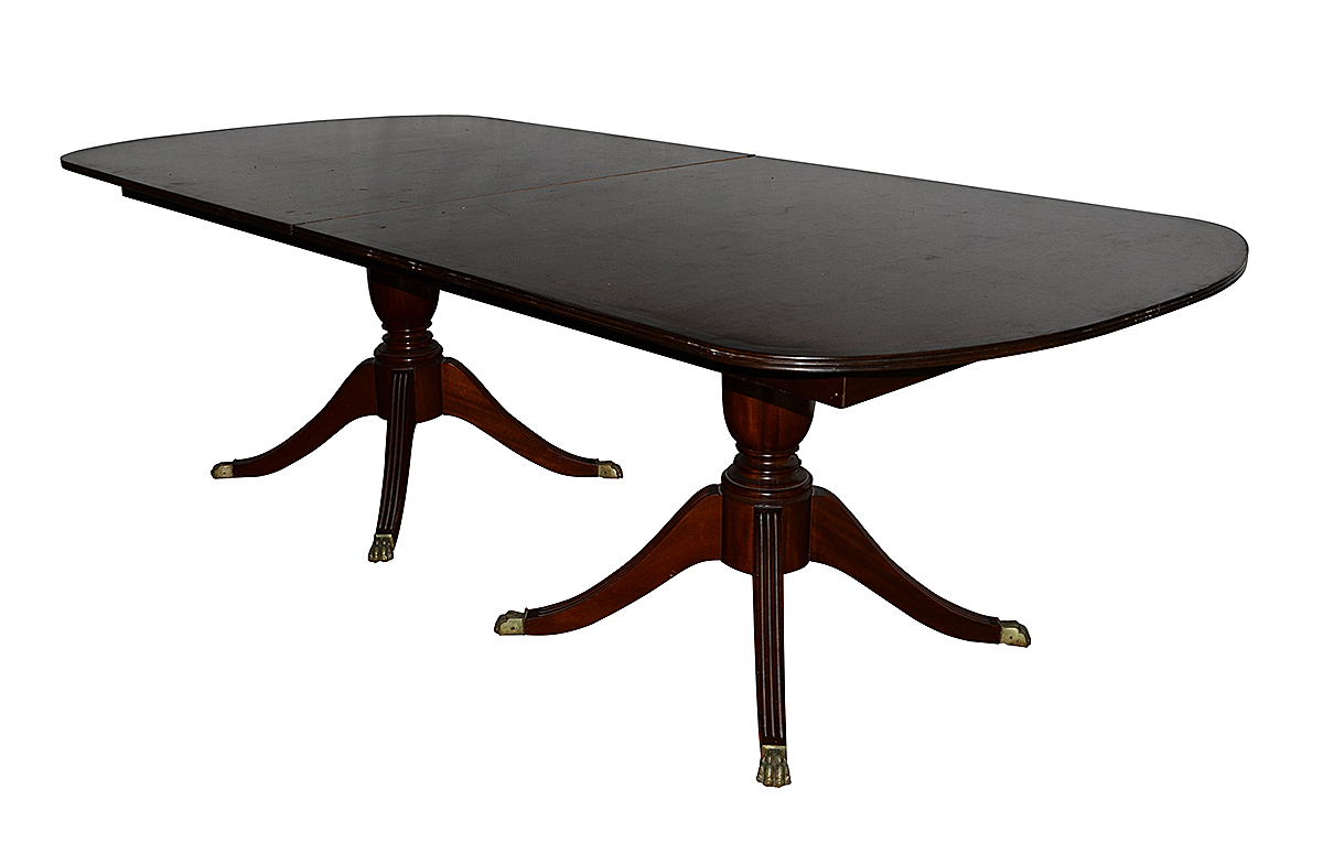 Mesa de jantar de madeira nobre estilo ingles, bases em dois...