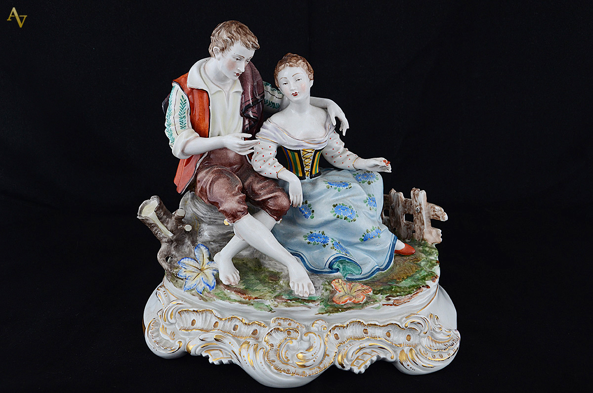 Grupo escultórico de porcelana alemã policromada representando casal...