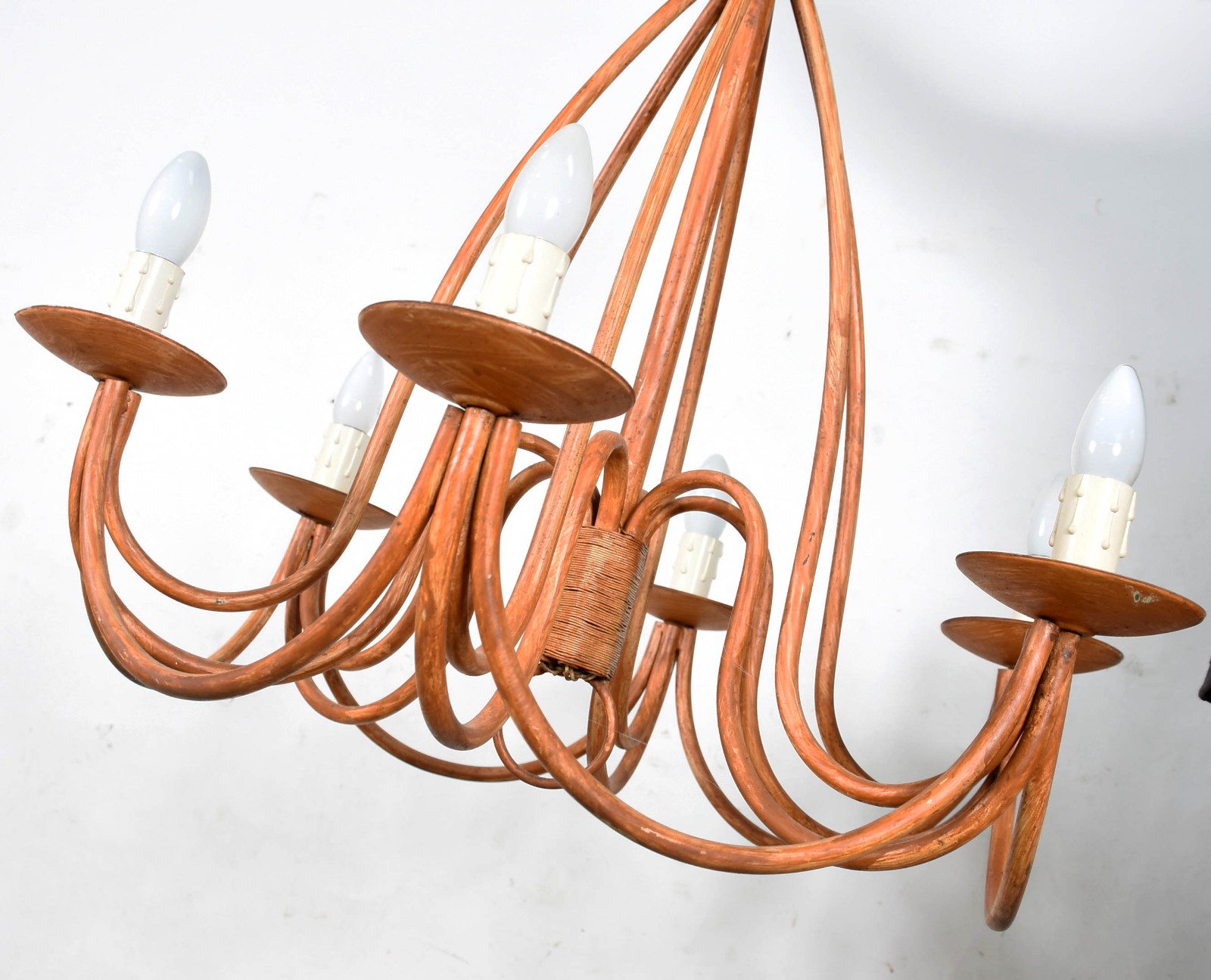 Lustre para 6 luzes de metal patinado. - foto 3 de 3