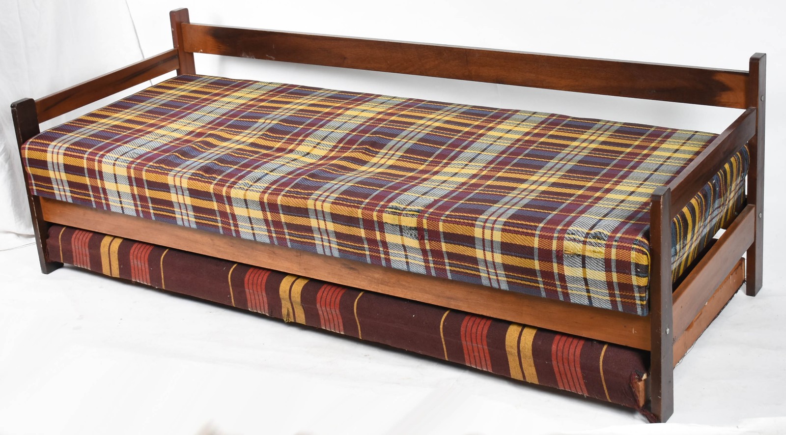 Sofá cama com base de jacarandá e estofamento forrado com tecido... - foto 1 de 6