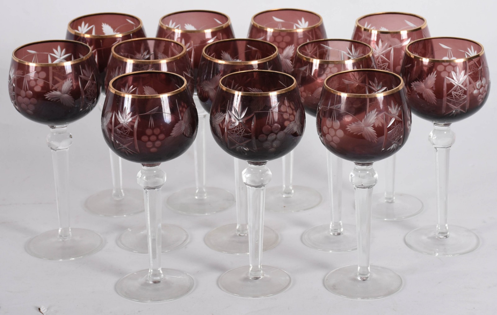 Doze taças de cristal na cor "Burgandy" com cachos de uvas lavrados... - foto 1 de 4