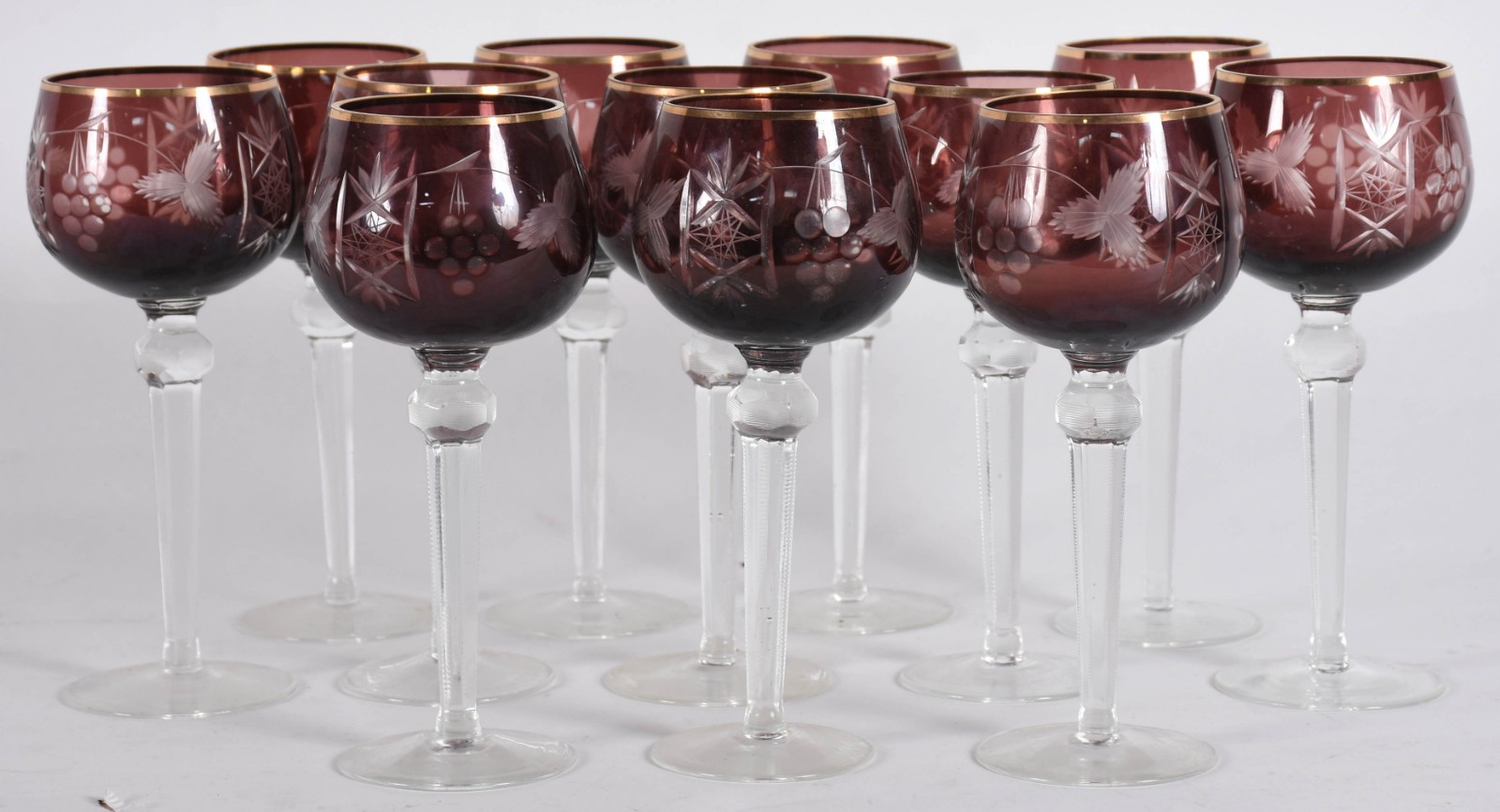 Doze taças de cristal na cor "Burgandy" com cachos de uvas lavrados... - foto 2 de 4