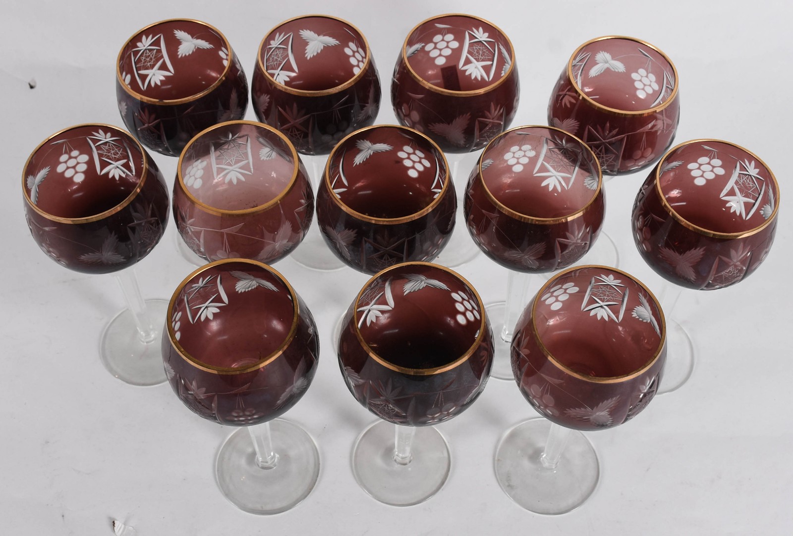 Doze taças de cristal na cor "Burgandy" com cachos de uvas lavrados... - foto 3 de 4