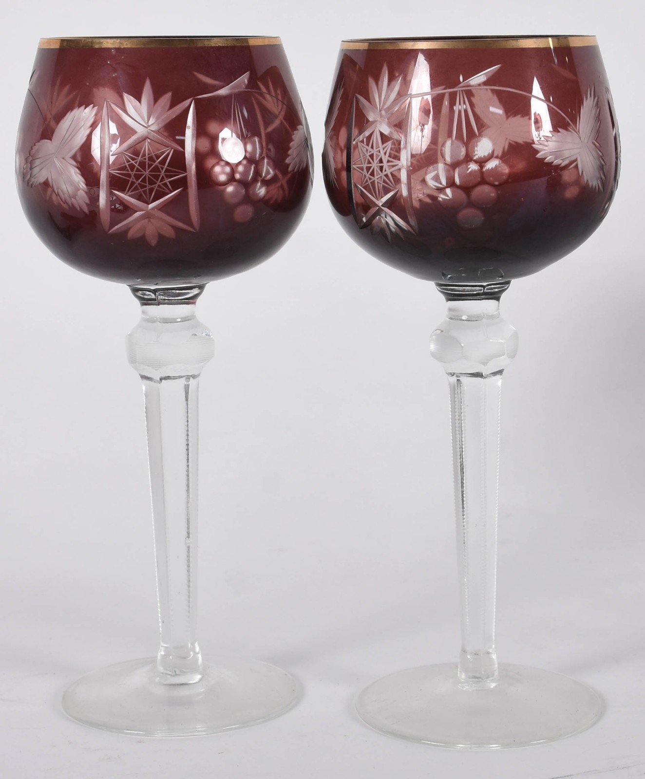 Doze taças de cristal na cor "Burgandy" com cachos de uvas lavrados... - foto 4 de 4