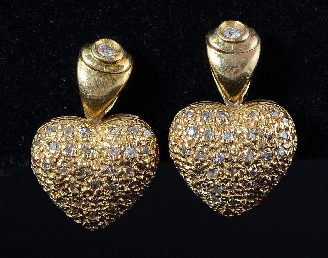 Par de brincos de ouro 18 k de corações com 1,20 ct de brilhantes...