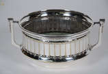 Cachepot com alças de metal alemão  WMF, trabal... - Cachepot com alças de metal alemão  WMF, trabalhado em gomos e guirlandas - Altura 16 cm e diâmetro 28 cm.