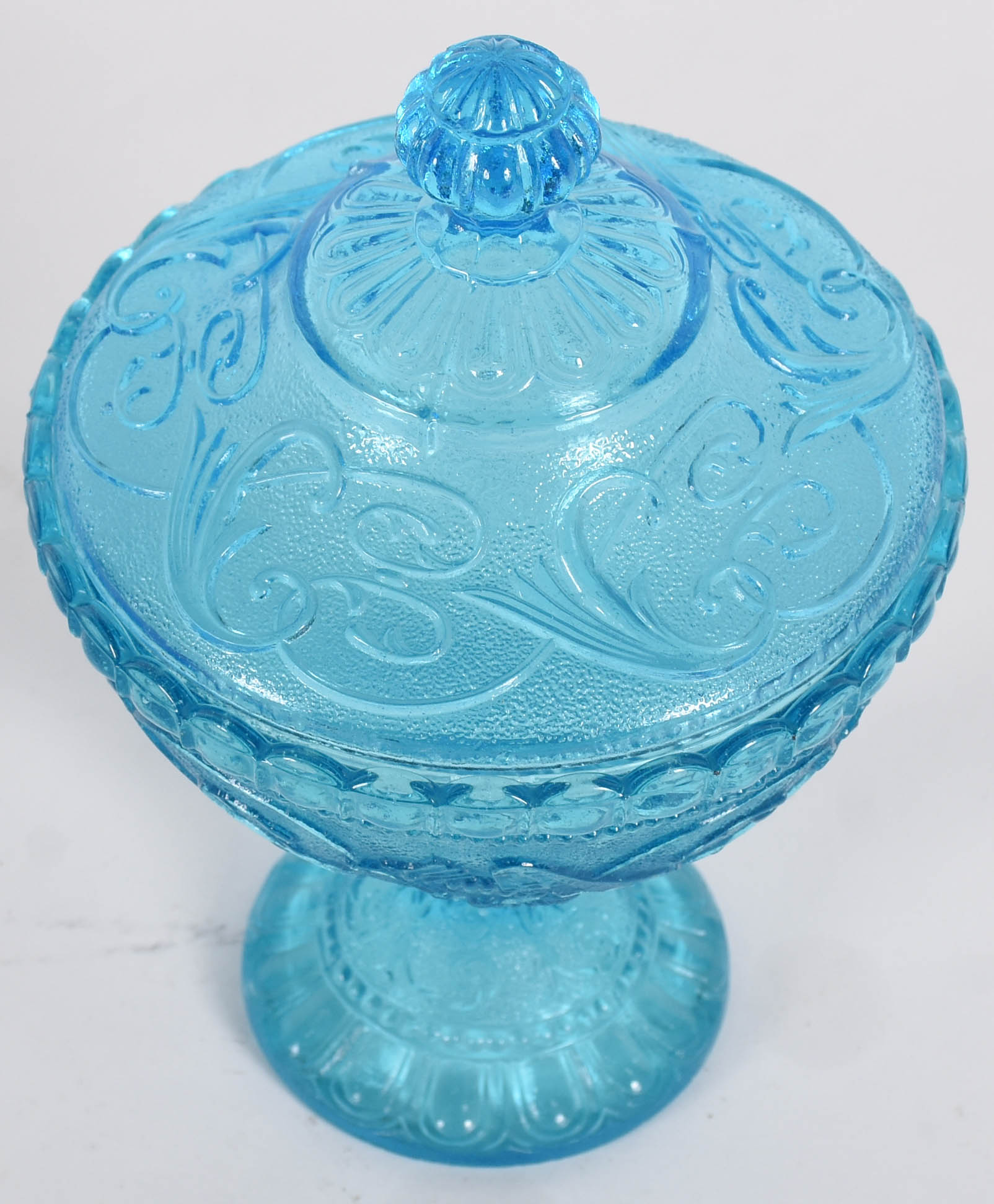 Compoteira de vidro azul decoração "dragão". - foto 2 de 3