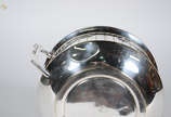 Cachepot com alças de metal alemão  WMF, trabal... - Cachepot com alças de metal alemão  WMF, trabalhado em gomos e guirlandas - Altura 16 cm e diâmetro 28 cm.