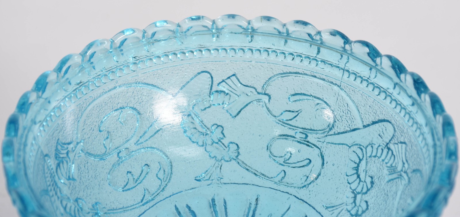 Compoteira de vidro azul decoração "dragão". - foto 3 de 3