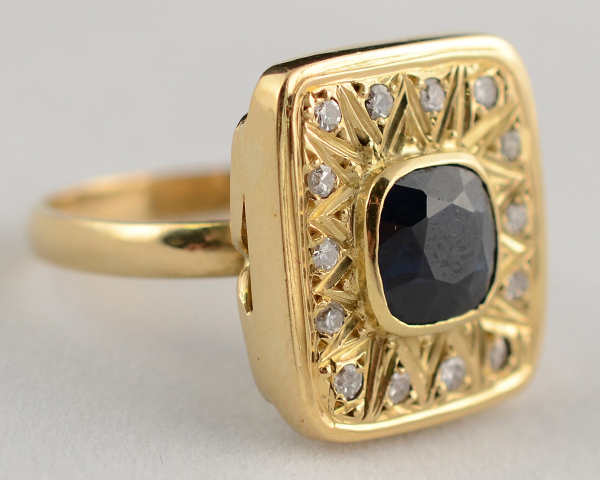Anel de ouro 18 k com safira oriental azul cercada de brilhantes... - foto 1 de 2