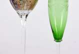 Duas peças de cristal, sendo um elegante cálice... - Duas peças de cristal, sendo um elegante cálice para vinho decorado em policromia e realces dourados e uma flute de cristal frances verde lavrado.