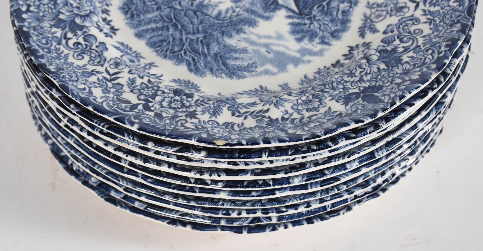 Aparelho de jantar de faiança inglesa azul e branca, composto de 12... - foto 4 de 7