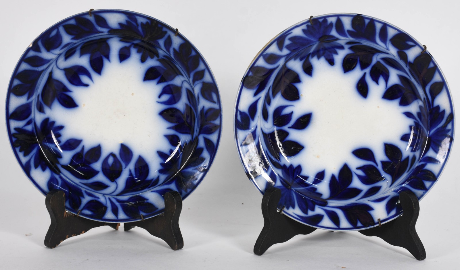 Par de pratos de faiança inglesa azul borrão (com restauro). - foto 1 de 3
