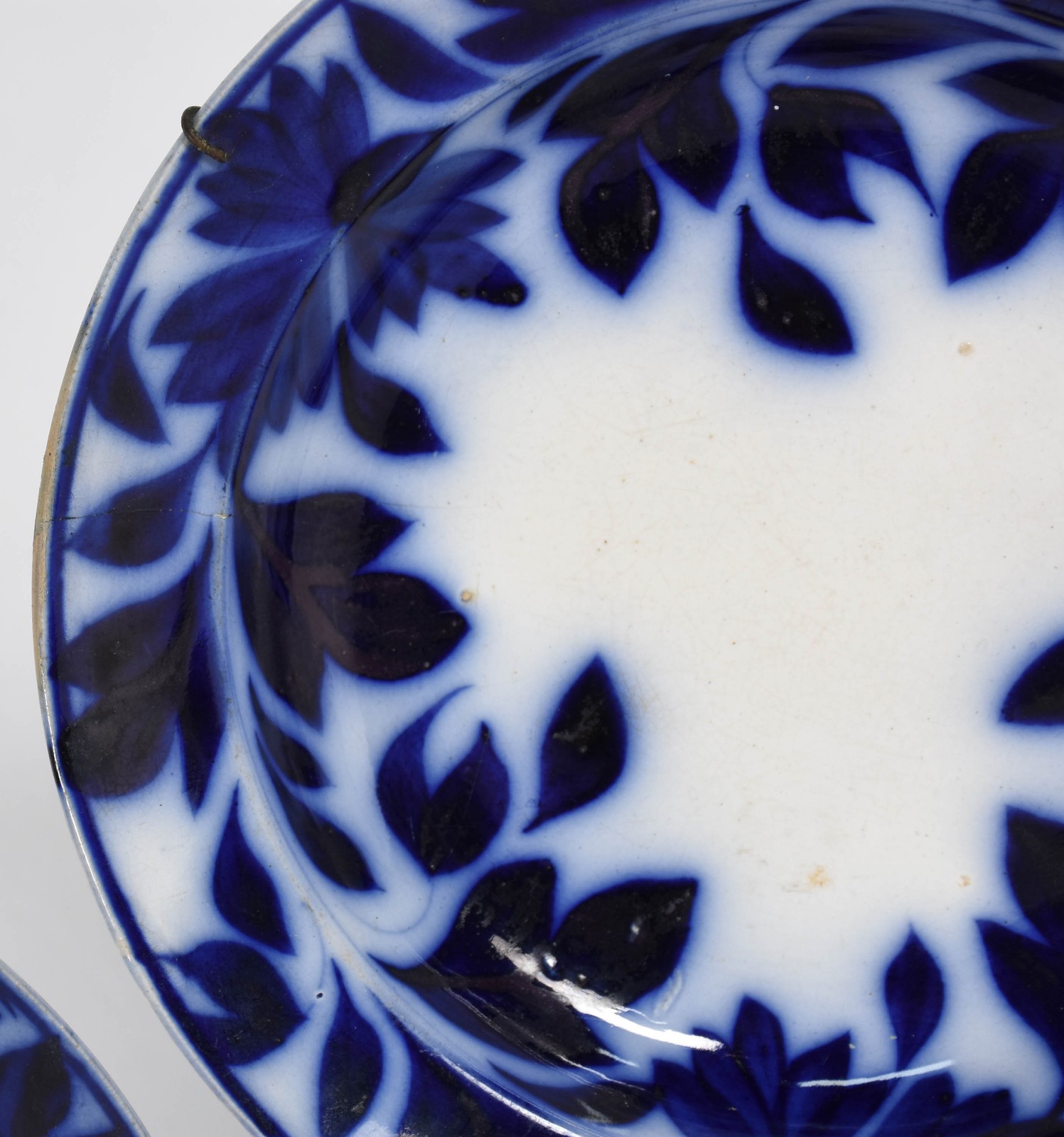 Par de pratos de faiança inglesa azul borrão (com restauro). - foto 2 de 3