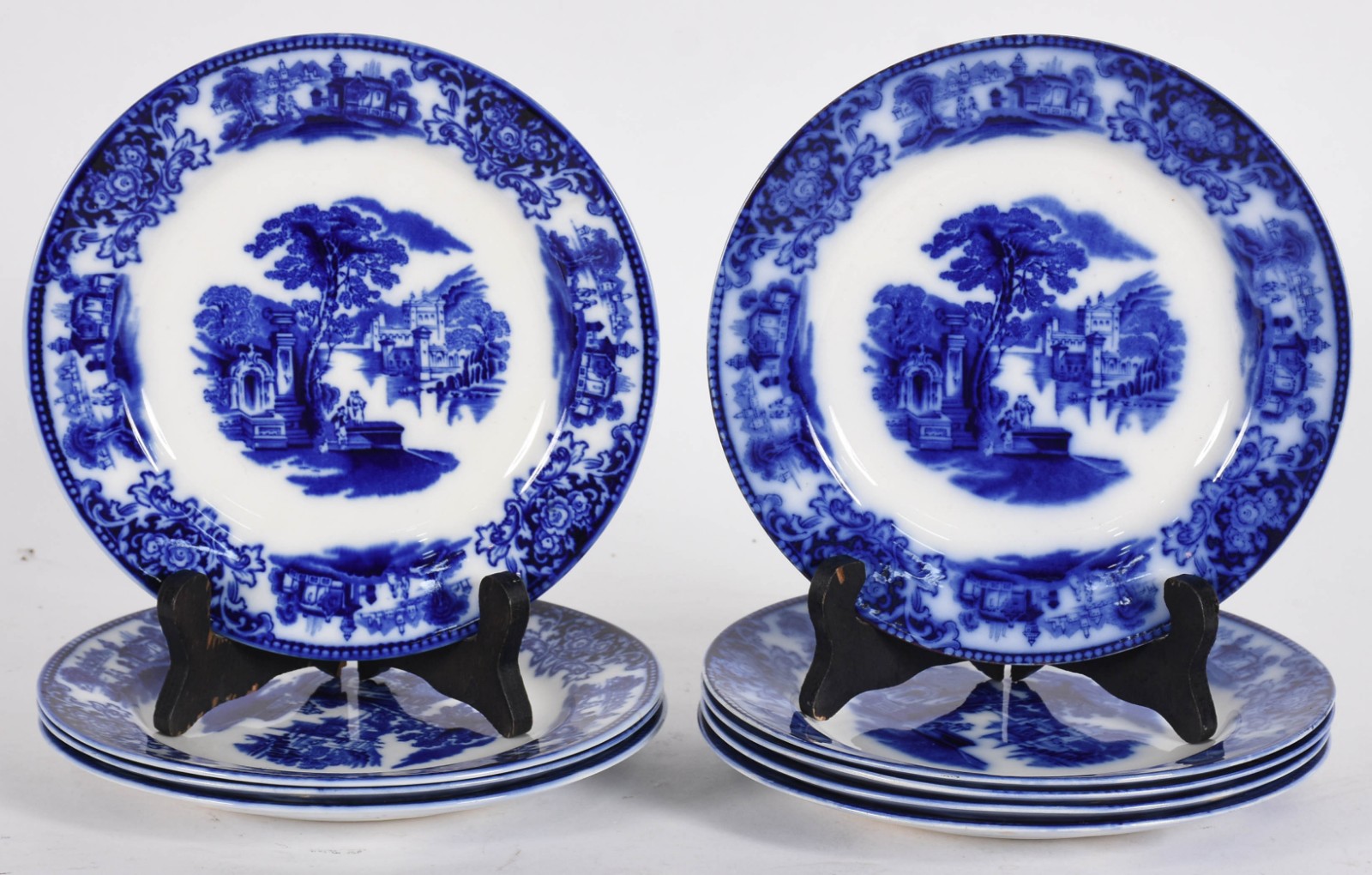 Conjunto com 9 pratos de faiança inglesa azul borrão, inscrição... - foto 1 de 4