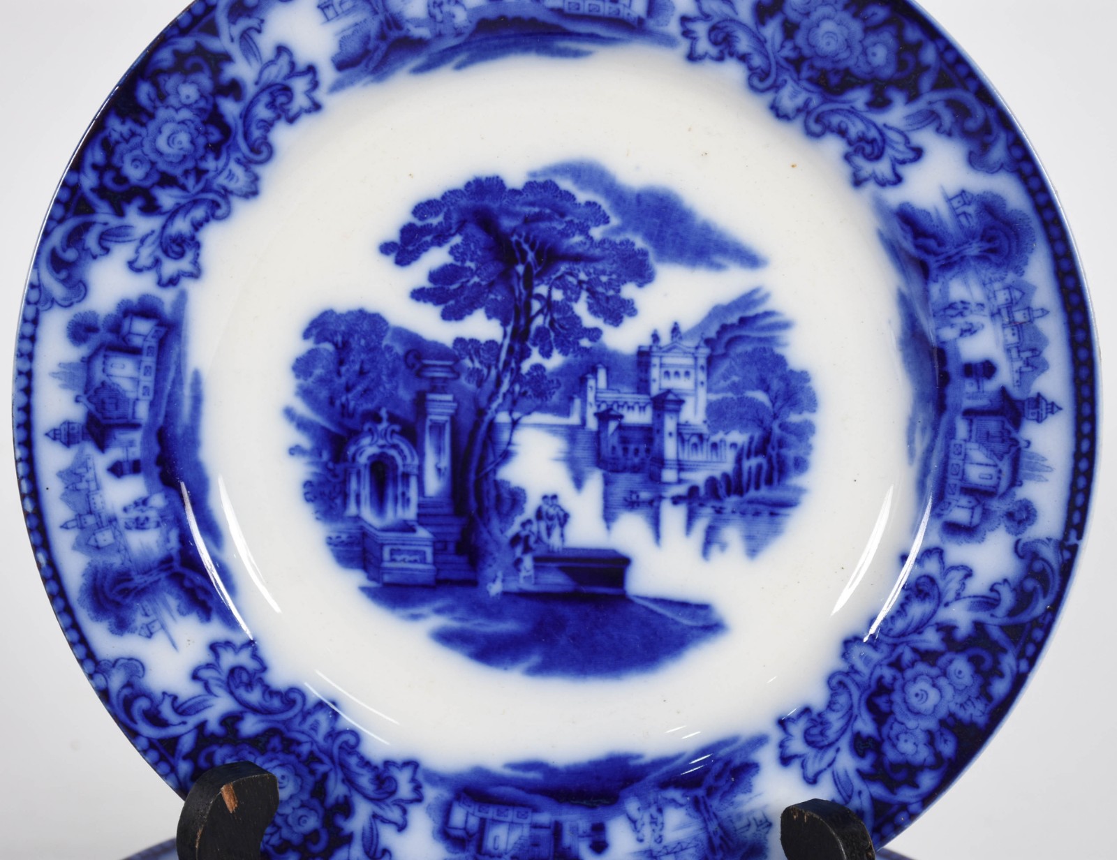 Conjunto com 9 pratos de faiança inglesa azul borrão, inscrição... - foto 2 de 4