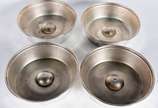 Quatro abafadores para pratos de metal prateado. - Quatro abafadores para pratos de metal prateado.