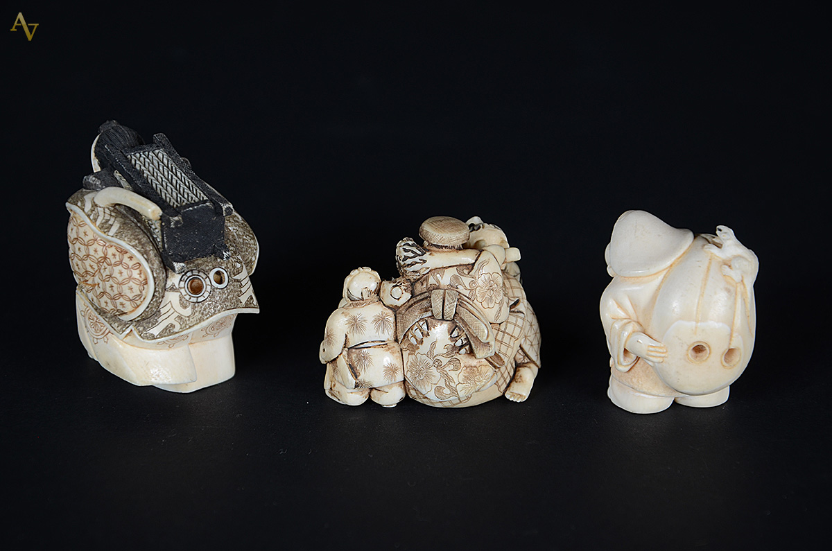 Conjunto com 3 netsukes de marfim. Alturas de 4 à 5,5 cm. - foto 2 de 3