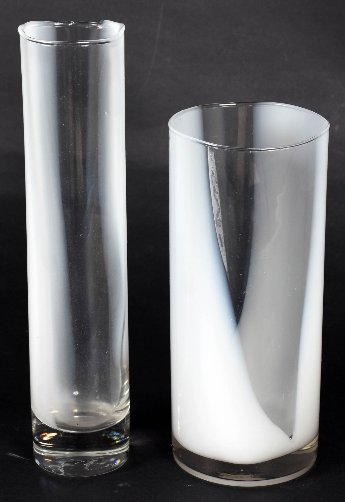 Dois vasos de vidro decorados com mesclas brancas. - foto 1 de 5
