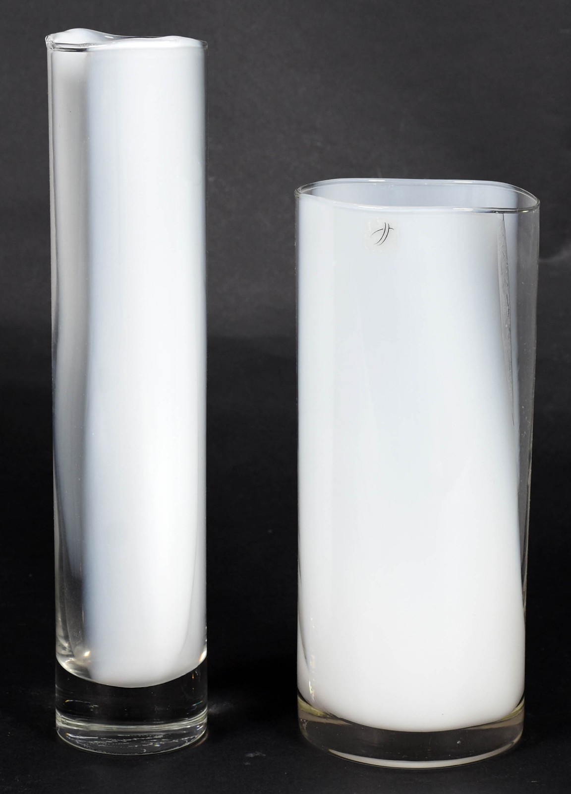 Dois vasos de vidro decorados com mesclas brancas. - foto 2 de 5