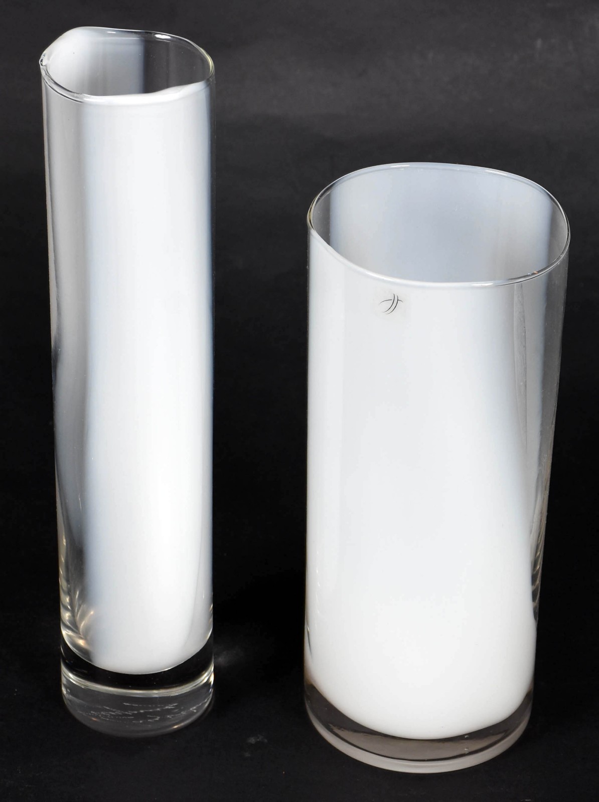Dois vasos de vidro decorados com mesclas brancas. - foto 3 de 5